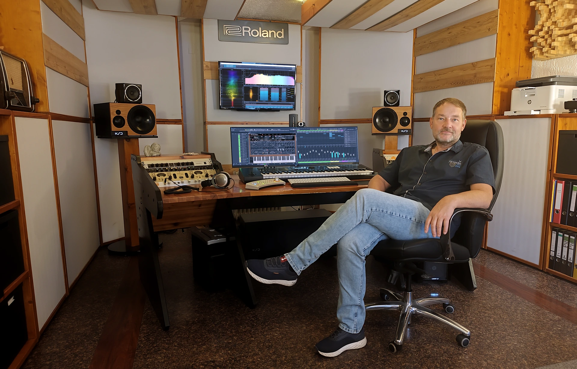 Musikproduzent Sven Schön im Schönlaut Tonstudio am Arbeitsplatz