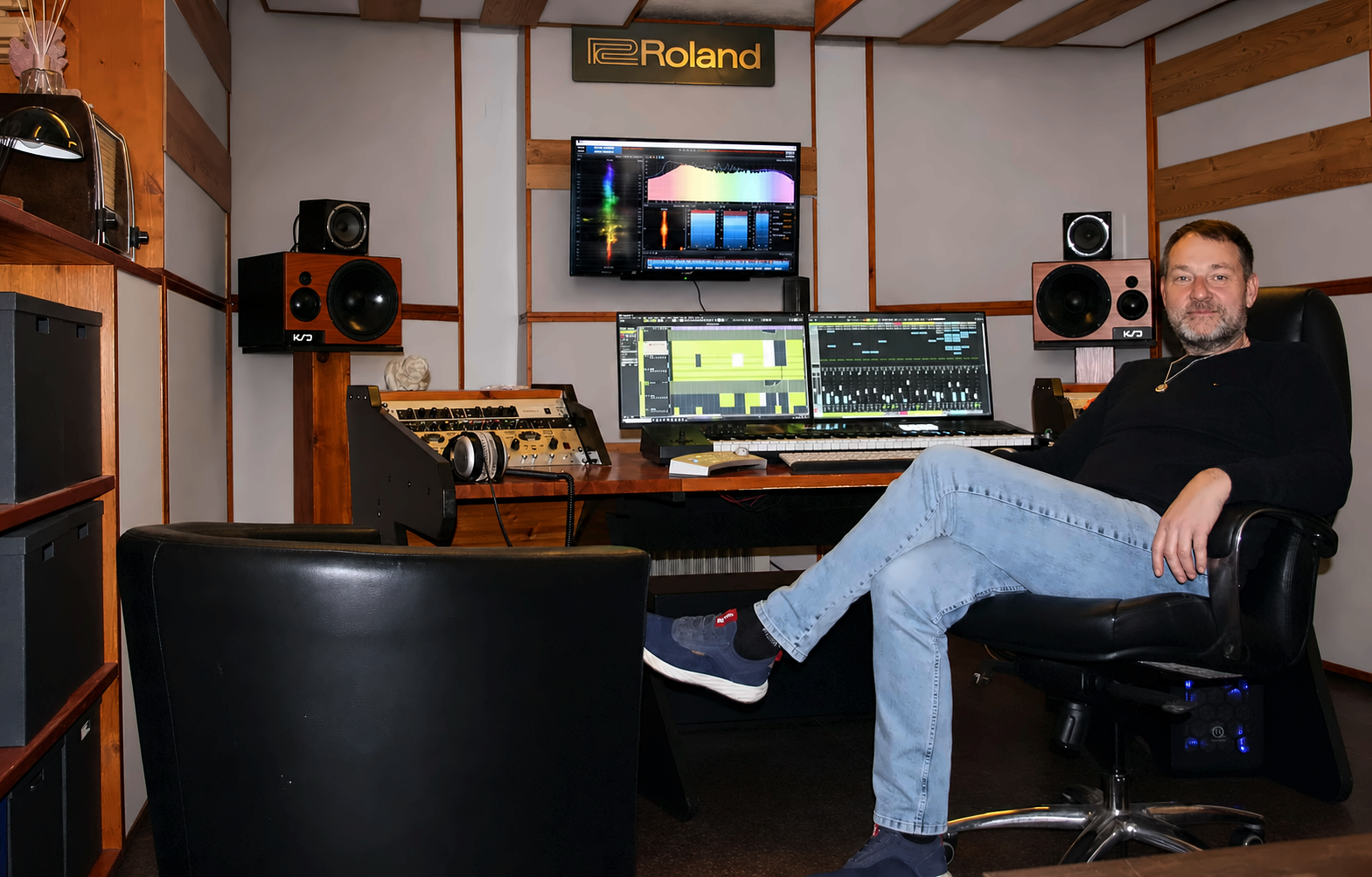 Musikproduzent im Schönlaut Tonstudio am Arbeitsplatz