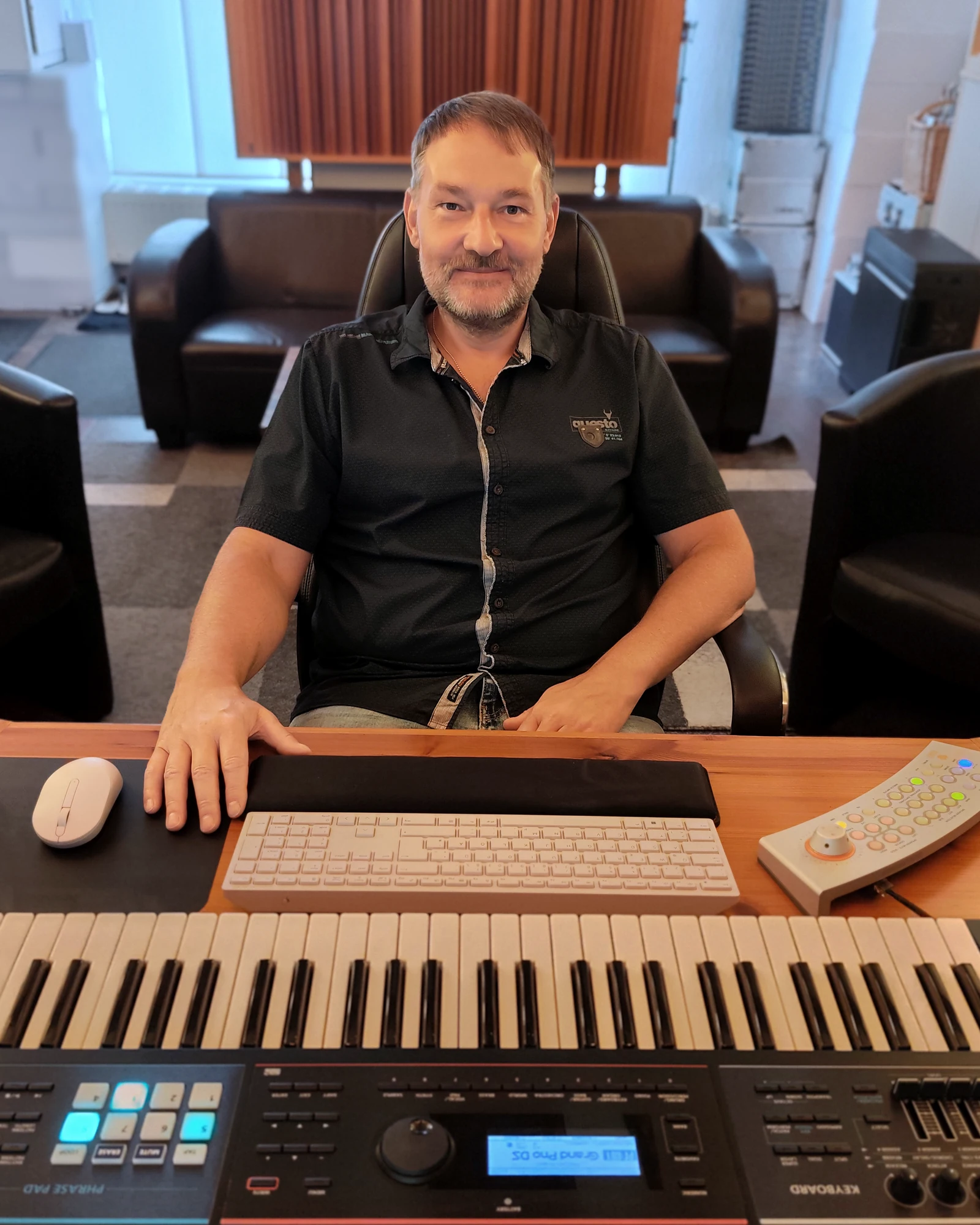 Sven Göpfert im Schönlaut Tonstudio hinter einem Synthesizer