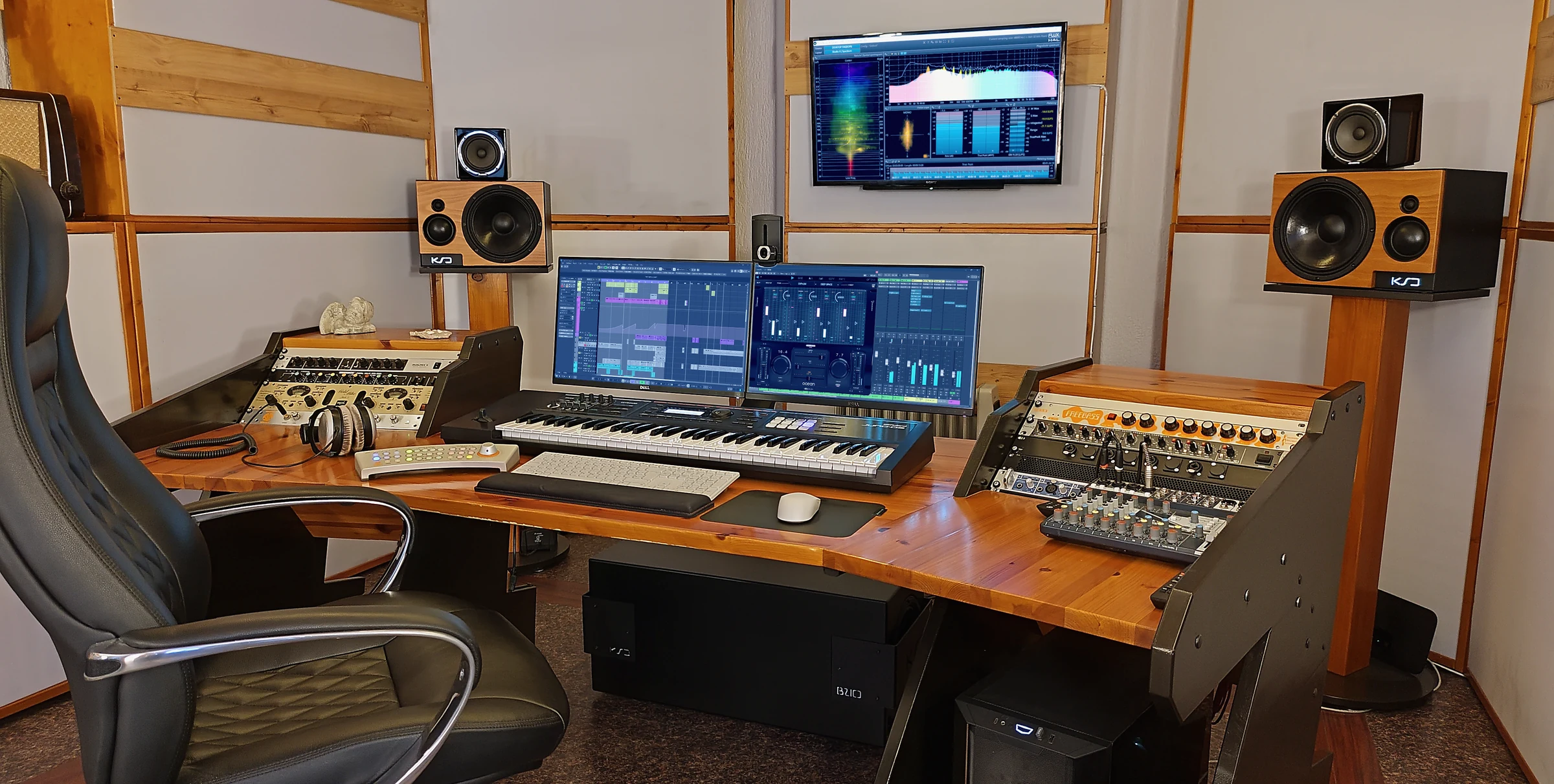 Regieraum des Schönlaut Tonstudios in Strehla mit Studiokonsole und Abhörmonitoren